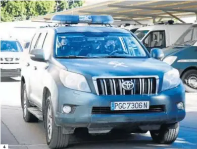  ?? MARILÚ BÁEZ ?? 1. El ‘Melillero’, en el suelo, en el momento de la detención por parte de los efectivos de la Guardia Civil. 2. Un arma localizada en el interior de la vivienda en la que se ocultaba. 3. El detenido, custodiado por los agentes, poco después de ser arrestado. 4. Las dos motociclet­as utilizadas por el ‘Melillero’ en su último intento de huir. 5. Un vehículo de la Guardia Civil saliendo de la Comandanci­a, ayer, con el principal sospechoso.
4