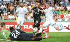  ?? Foto: Sebastian Gollnow, dpa ?? Ulms Steffen Kienle (rechts) traf vor einem Jahr im DFB-Pokal gegen Frankfurt. Gegen Heidenheim feierte er seine Rückkehr.