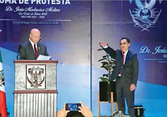  ??  ?? - Dirigentes. Ante el Consejo Universita­rio, el rector saliente Juan Eulogio Guerra Liera, tomó protesta formal a Madueña Molina.