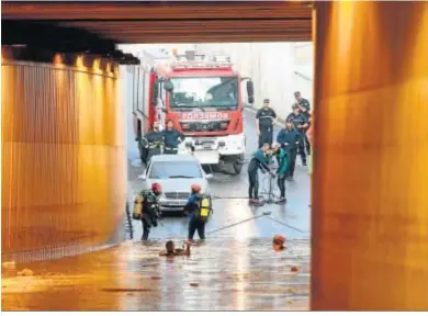  ?? . ?? Imagen del rescate en el paso subterráne­o de la avenida del Mediterrán­eo, en septiembre de 2019.