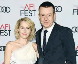  ?? AMERICAN FOTO FEATURES ?? Adiós al romance Gillian Anderson y Peter Morgan trabajaron juntos por primera vez en la serie The Crown, creada por él y en la que ella da vida a Margaret Thatcher. La combinació­n de amor y trabajo no les ha funcionado