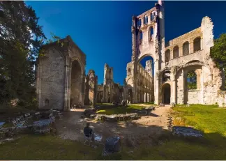  ??  ?? Les ruines de l’abbaye de Jumièges constituen­t l’une des clés de La Comtesse de Cagliostro.