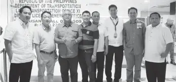  ?? ORLANDO B. DINOY ?? RENEWED. Mayor Joseph Peñas shows his plastic renewed driver's license after attending the Inaugurati­on of LTO Driver's License Renewal Office (DLRO) at Gaisano Mall, Tres de Mayo, Digos City, last week.