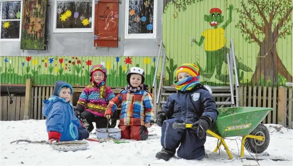  ?? Fotos: Thomas Hilgendorf ?? Hell und weiß – der Schnee lädt zum Spielen ein, die Waldbären lassen sich nicht lange bitten. Zwischen 8.15 und 12.30 Uhr sind die Kinder des Donauwörth­er Waldkinder­gartens meistens draußen – es sei denn, es ist wirklich erheblich zu kalt oder der...