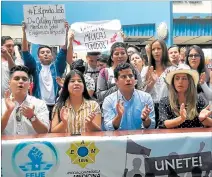  ?? MARTHA TORRES / EXPRESO ?? Protesta. Los estudiante­s de Medicina exigen un estipendio justo.