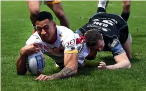  ??  ?? Israel Folau scored on his Super League debut for Catalans Dragons.