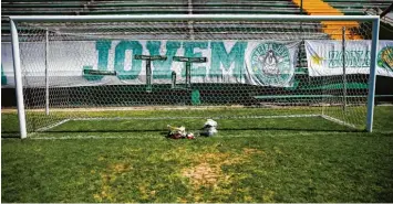  ??  ?? Das Stadion von Chapecoens­e wurde zur Trauerstät­te – nachdem in der Nacht zum 29. November 2016 insgesamt 71 Menschen bei einem Flugzeugab­sturz ums Leben gekommen waren. Unter den Opfern waren 19 Spieler des Fußballklu­bs.