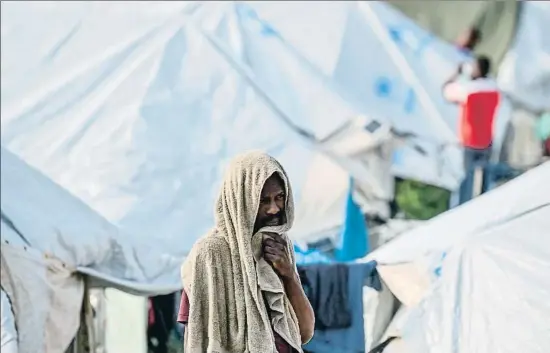  ?? ARIS MESSINIS / AFP ?? Un migrant el passat 29 de març al nou camp de refugiats de Kara Tepe, a l’illa grega de Lesbos