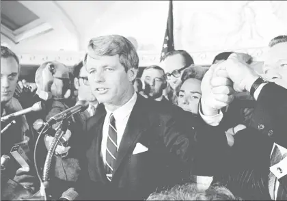  ??  ?? Imagen del 5 de junio de 1968, en el Hotel Ambassador, en Los Ángeles, cuando Robert F. Kennedy, de 42 años, celebraba su triunfo en las elecciones primarias del Partido Demócrata en California. Luego de su discurso, al salir por la cocina, de...