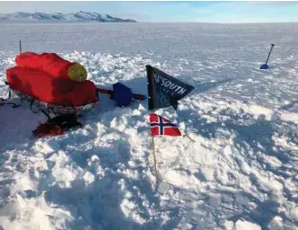  ?? FOTO: JAN SVERRE SIVERTSEN ?? Det norske flagget ble plantet mens de tømte flyet for cirka 300 kilo med mat og utstyr.