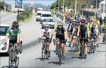  ?? Pictures: FREDLIN ADRIAAN ?? MASS RIDE: Cyclists take part in a memorial ride on Saturday for Gerrit Radder