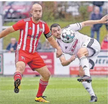  ?? FOTO: FNS/MOHR/BASTIAN ?? Eppelborns Torjäger Valdrin Dakaj (rechts) säbelt im Saarderby mit großem Einsatz den Ball an FVD-Kapitän Arthur Mielczarek vorbei. Innerhalb von wenigen Minuten drehte der FVE die Partie in einen 3:1-Heimsieg.