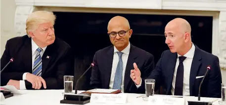  ??  ?? Al tavolo Il presidente americano Donald Trump, il ceo di Microsoft Satya Nadella e, a destra, il leader di Amazon Jeff Bezos alla Casa Bianca (Ap)