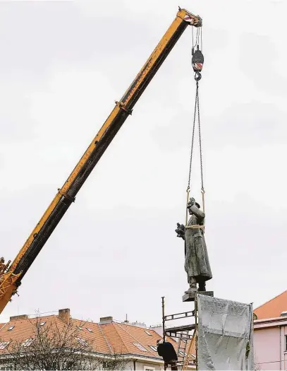  ?? FOTO MAFRA – JAN ZÁTORSKÝ ?? Zamávat na rozloučeno­u. Koněvova socha stále vzbuzuje vášně, i když už na původním místě nestojí.