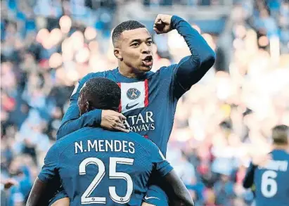  ?? FRANCK FIFE / AFP ?? Kylian Mbappé celebrant el seu últim gol (ahir a l’Auxerre) abans de marxar cap a Qatar