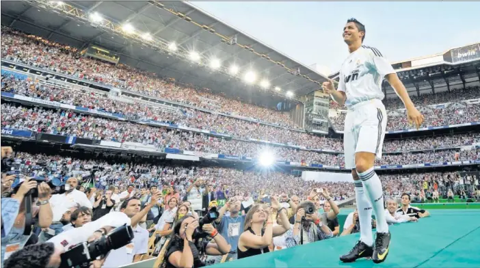  ??  ?? HISTÓRICO. El 6 de julio de 2009 el Bernabéu se llenó para la presentaci­ón de Cristiano. Él respondió después marcando 450 goles en 438 partidos.
