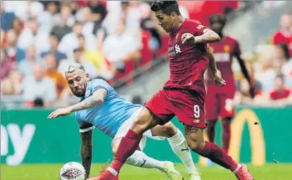  ?? FOTO: AP ?? Roberto Firmina y Nicolás Otamendi, pugnando por el balón durante la final de la Community Shield del pasado 4 de agosto