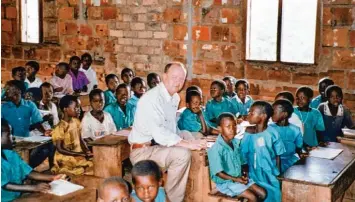  ?? Fotos: Sammlung Reinöhl ?? Der Verein „Hilfe für Kinder in Uganda“wurde vor 20 Jahren gegründet. Seither bekamen Hunderte Mädchen und Buben die Chan ce, eine Schule zu besuchen. Das Bild zeigt Reinöhl bei einer seiner Reisen in das Land.