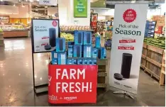  ?? Foto: Joseph Pisani, dpa ?? Amazons Lautsprech­er „Echo“und „Echo Dot“werden in einer Filiale von Whole Foods Market in New York angeboten.