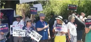  ?? (Zev Stub) ?? TOUR GUIDES protest outside the Knesset yesterday.