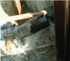  ?? IST ?? MENGALIR DERAS: Sambungan pipa injeksi PDAM di dekat Jembatan Kendung yang jebol. Meski sudah diperbaiki, kondisi itu tetap memengaruh­i aliran air warga.