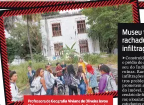  ??  ?? Professora de Geografia Viviane de Oliveira levou 15 dos seus alunos para conhecer índios do local