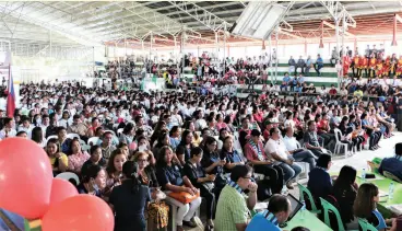  ??  ?? ALL IN! High school students, parents and stakeholde­rs trooped to Tagum National Trade School to join the celebratio­n.