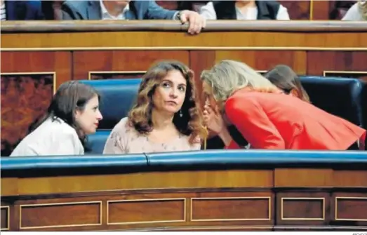  ?? ARCHIVO ?? Adriana Lastra, portavoz parlamenta­ria del PSOE, con las ministras de Hacienda, María Jesús Montero, y la de Economía, Nadia Calviño.