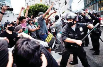  ?? EFE ?? Un policía bloquea el paso a los manifestan­tes en Los Ángeles, ayer.