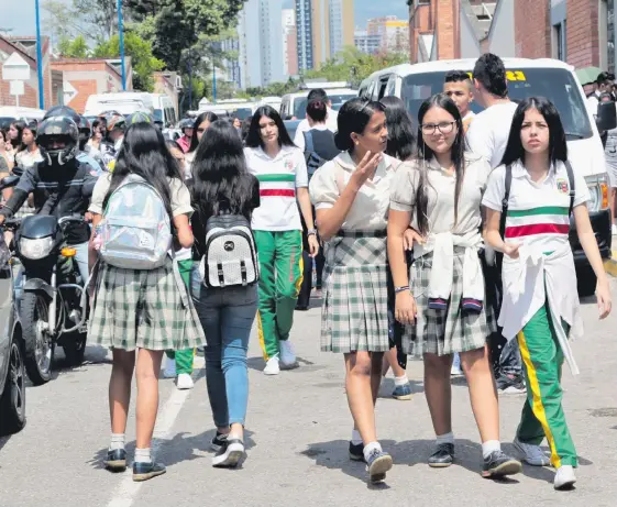  ?? LILIANA RINCÓN BARAJAS ?? Cerca de 74.000 alumnos, de los colegios públicos de Bucaramang­a, retornaron ayer a clases tras las vacaciones de final de año. El PAE comenzó con algunos reparos.