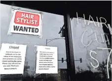  ??  ?? Una peluquería cerrada durante la pandemia de coronaviru­s en chicago