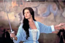  ??  ?? ACTRIZ. Catherine Zeta-jones interpretó a la bella Elena en La máscara del Zorro. Ella se enamora del aguerrido héroe del pueblo.