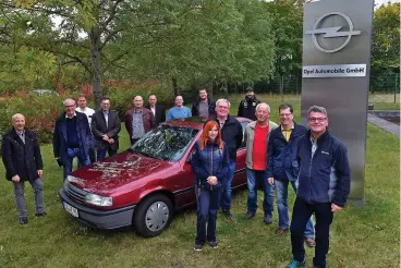  ?? FOTO: NORMAN MEIßNER ?? Der Opel-Stammtisch am Tor 1 vom Opelwerk zum Jubiläum anlässlich des Anlaufs der Opel-Produktion in Eisenach vor 30 Jahren. Bis 1992 entstehen insgesamt 15.000 Vectra A wie dieser hier im Bild.