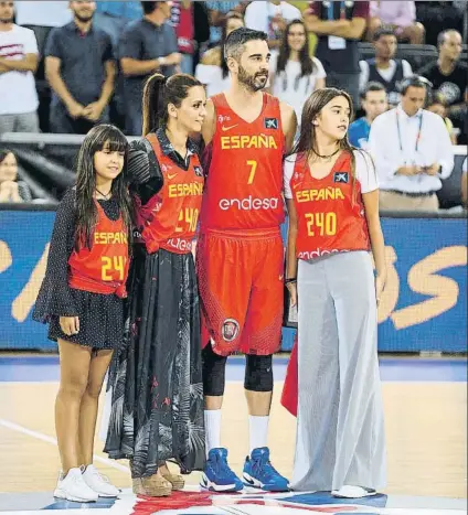  ?? FOTO: EFE ?? Juan Carlos Navarro, con su mujer y sus dos hijas durante el homenaje por su récord de internacio­nalidades con la absoluta
