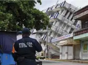  ?? FOTO AFP ?? Een hotel in het stadje Matías Romero is ingezakt.