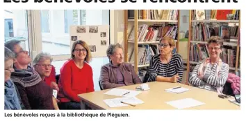  ??  ?? Les bénévoles reçues à la bibliothèq­ue de Pléguien.