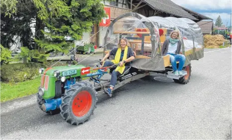 ?? FOTO: KERSTIN CONZ ?? Wer mag, darf sein Bett selbst mit Traktor und Anhänger auf die Obstwiese transporti­eren.
