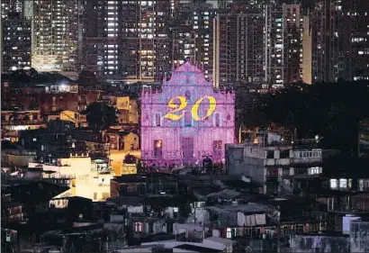  ?? CHINA STRINGER NETWORK / REUTERS ?? La catedral de San Pablo el pasado día 4 con motivo del vigésimo aniversari­o del retorno de Macao a China
