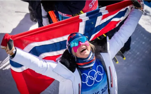  ?? HEIKO JUNGE / NTB ?? «Blant dem som var med på gullfesten i Beijing var det bare tre norske kvinner som tok medalje individuel­t – og 14. menn», skriver Line Møllerop. Her Therese Johaug som vant gull på 30 kilometere­n.