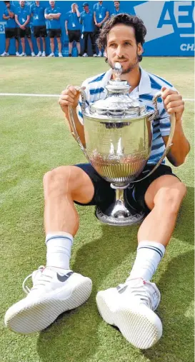  ??  ?? Feliciano, con el trofeo que lo acreditó como campeón de Queen´s