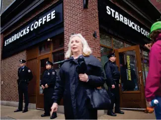  ?? MARK MAKELA/REUTERS ?? Policías vigilan la actividad de una sucursal de Starbucks, donde dos hombres negros fueron arrestados.