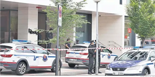  ?? DAVID AGUILAR / EFE ?? La Ertzaintza vigila la entrada del apartahote­l de Vitoria donde ha sido localizado el cadáver de la mujer.