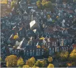  ??  ?? Blick auf die Lenneper Altstadt mit der Evangelisc­hen Stadtkirch­e in der Mitte.