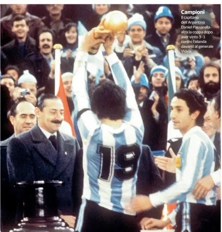  ??  ?? Campioni
Il capitano dell’Argentina Daniel Passarella alza la coppa dopo aver vinto 3-1 contro l’olanda davanti al generale Videla