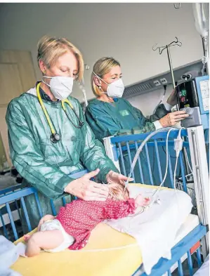  ?? RP-FOTO: ANDREAS BRETZ ?? Chefärztin Monika Gappa (l.) und Michaela Tomic (Pflegedien­st-Leitung) versorgen in der EVK-Kinderklin­ik einen kleinen Patienten.