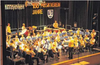  ?? FOTO: RICHARD MOOSBRUCKE­R ?? Der Musikverei­n in Wehingen hat sein 180. Jubiläum mit einem Konzert gefeiert.