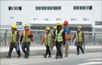  ?? QIU DAOCEN / FOR CHINA DAILY ?? Above: Workers at the constructi­on site of the second phase of Tesla’s Shanghai plant last month.