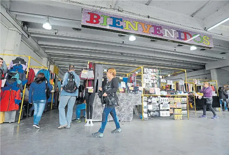  ?? FOTOS: LUCIANO THIEBERGER ?? Abierto de 9 a 19. El nuevo predio donde trabajan los vendedores ayer a la tarde; todavía sin muchos compradore­s, los comerciant­es ya tienen sus puestos.