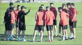  ?? FOTO: EFE ?? Diego Pablo Simeone da indicacion­es antes de un entrenamie­nto del Atlético