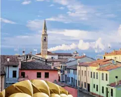  ?? ?? Da sinistra: la campagna nei dintorni di Suzzara; le casette colorate di Pomponesco, tra i Borghi più Belli d'italia. Nel tondo, forme di Parmigiano Reggiano Dop.